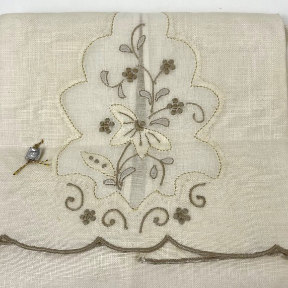Vintage Set of 2 Beige Floral Embroidered Tea Towels - Picture 3 of 8